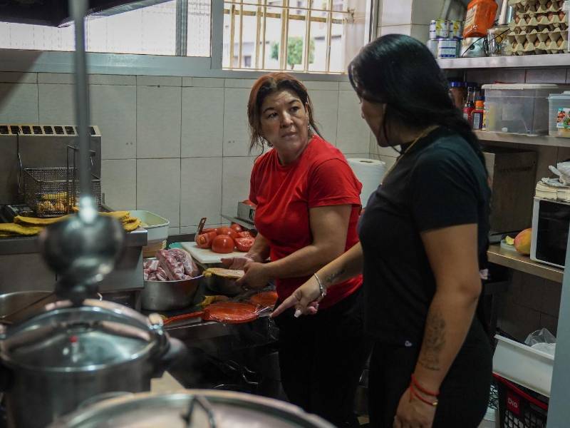 Luz Fanny Arce Campiño, quien se mudó de Colombia a España, trabaja en un restaurante en Paiporta. “Estoy contento”, dijo sobre vivir en el País.