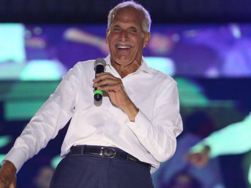 “Papi a la Orden”, candidato del Partido Nacional, mantiene una ventaja de casi 40,000 votos sobre Salvador Nasralla, hasta las 5:00 de la tarde del lunes 8 de diciembre.