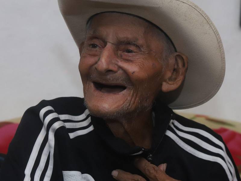 Don José María Hernández nació en 1912, y aunque él cree que tiene 63 años solo porque nadie podría tener 113 años, conversa sobre todo, evidenciando una lucidez y unas ganas de vivir, envidiables.