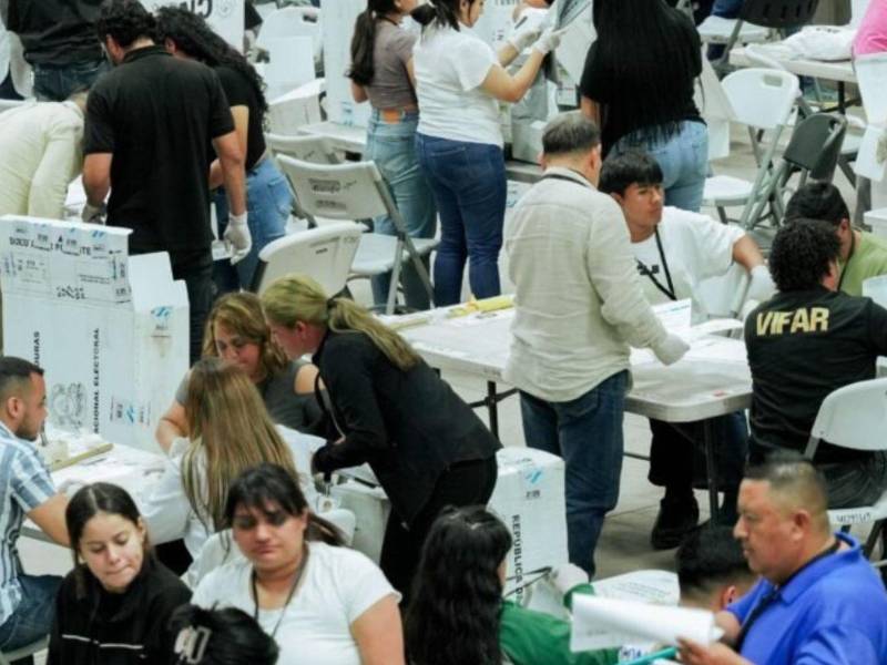 Los escrutadores de los partidos Liberal y Nacional llegaron desde tempranas horas para continuar el proceso, que permanecía estancado por la falta de consenso con representantes de Libertad y Refundación.