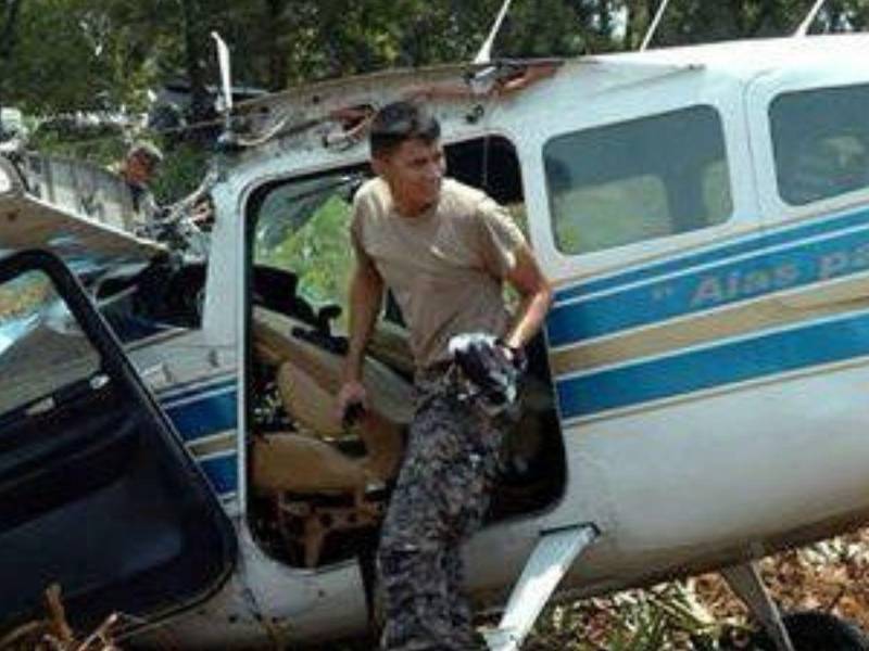 La avioneta yace destruida en la base aérea de La Ceiba, donde ha estado almaceda desde el 2012 que se accidentó.