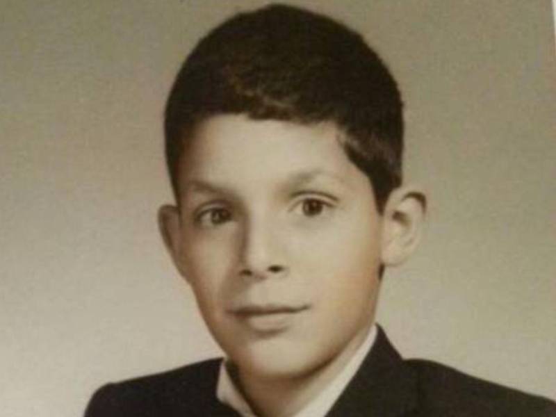 Una imagen de Nasry Asfura en su primera comunión, reflejo de sus primeros años y tradiciones familiares.