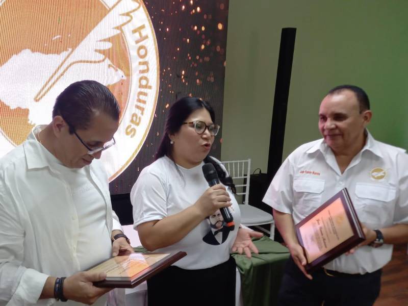 Lisseth García entrega reconocimientos a Dagoberto Rodríguez y Juan Ramón Mairena.