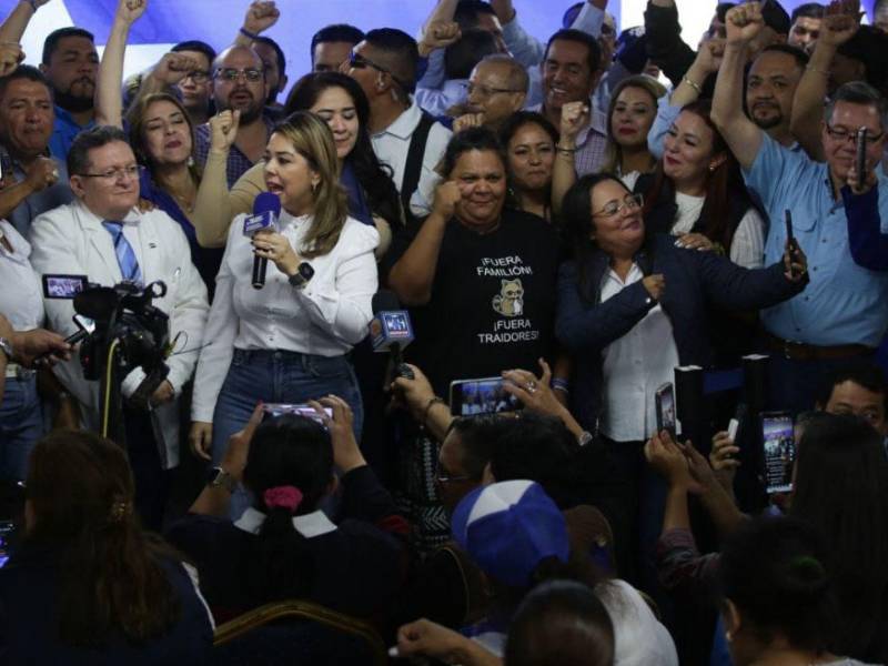 Dirigentes y militantes nacionalistas celebraron en el búnker al conocer la declaratoria del CNE.