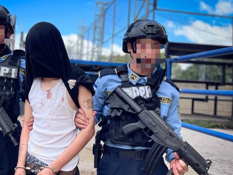Un día después de su aprehensión, el adolescente de 16 años fue presentado ante los medios de comunicación por agentes de la Dirección Policial de Investigaciones (DPI).