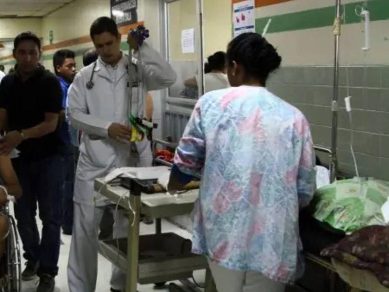 Además de la falta de medicamentos e insumos, el sistema público no tiene los suficientes galenos especializados para atender a la población, aumentando la mora quirúrgica y de citas.