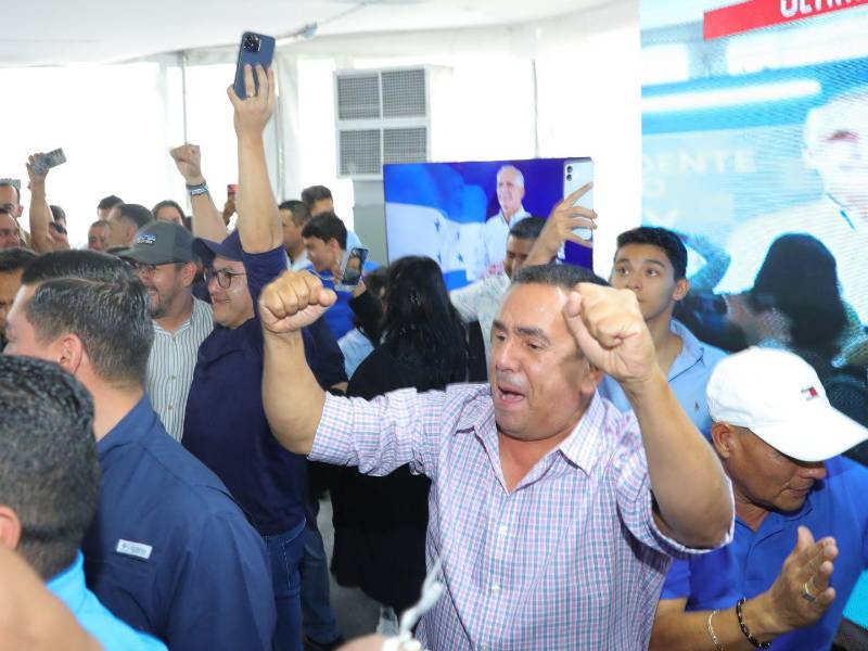 Militantes y dirigentes del Partido Nacional celebrando en su búnker tras conocerse de manera virtual la declaratoria oficial del CNE.