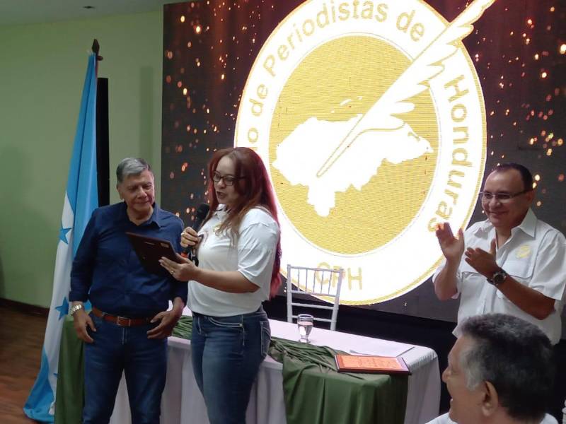 El CPH entregó un reconocimiento a la trayectoria del periodista Roberto Rodríguez.