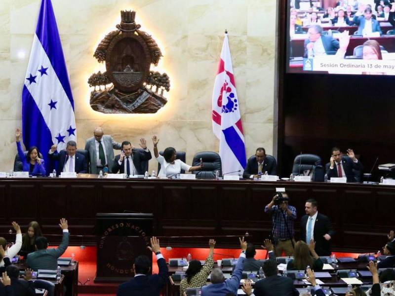 El Congreso Nacional rechazó el ascenso de dos coroneles tras investigaciones. LA PRENSA Premium reveló que esta semana se aprobarían los ascensos de algunos militares cercanos a Roosevelt Hernández.