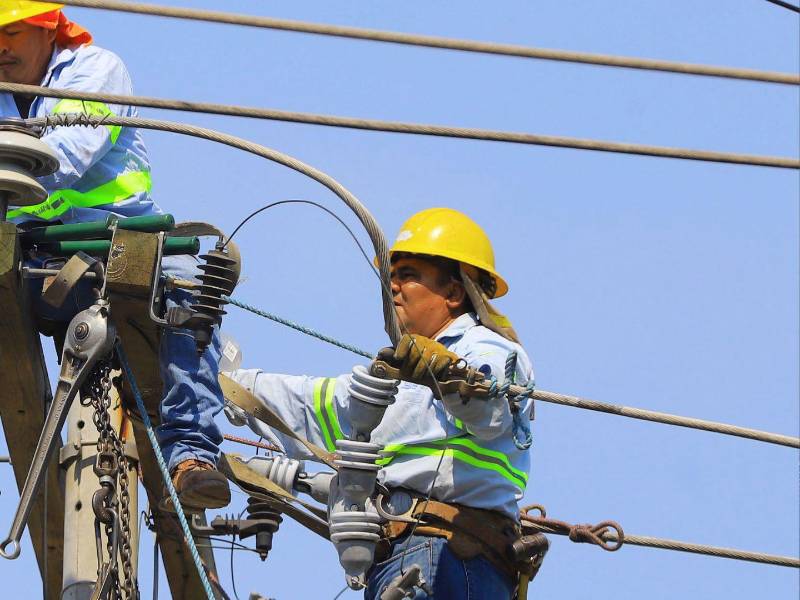 Se estima que los cortes de energía y apagones continuarán debido a la creciente demanda eléctrica y los problemas estructurales del sistema.
