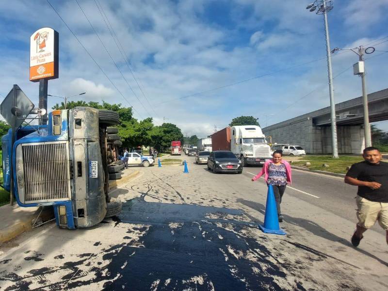 Un accidente vehicular dejó al menos una persona fallecida la mañana de este viernes en San Pedro Sula, al norte de Honduras.