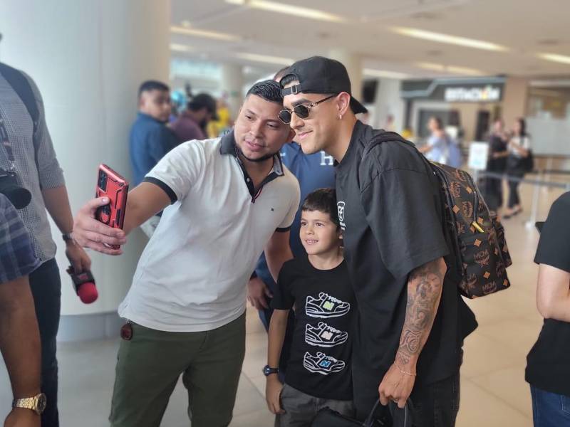 Luis Palma atendió a los aficionados en el Aeropuerto Palmerola.