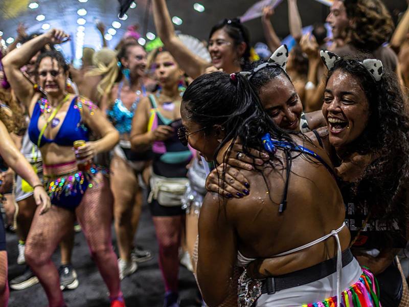 Los asistentes participan en el Boi Tolo en Río de Janeiro, el 15 de febrero de 2026. El Boi Tolo, una de las fiestas callejeras más emblemáticas de la ciudad, se ha convertido en la representación de la celebración popular, vibrante y desenfadada, lejos del glamour de los desfiles oficiales.