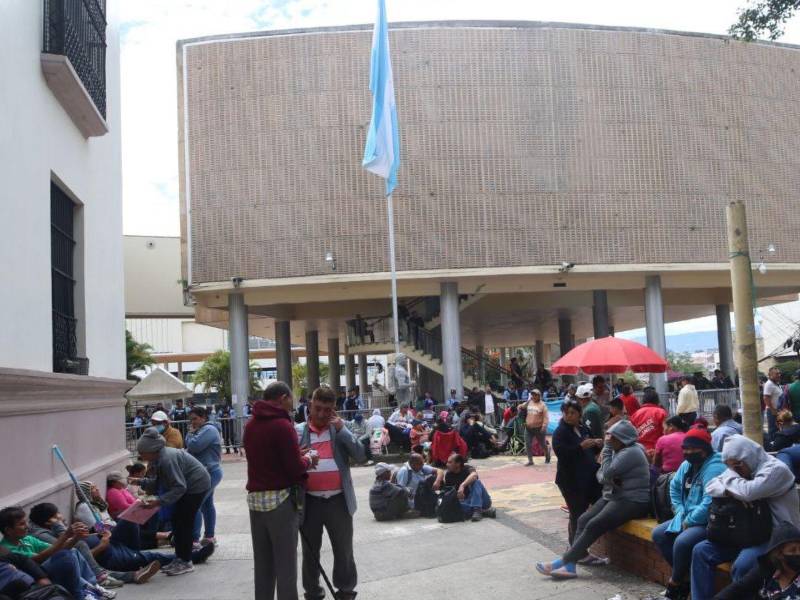 Alrededor de 400 afectados por Koriun llegaron a los bajos del Congreso para exigir su dinero de vuelta.