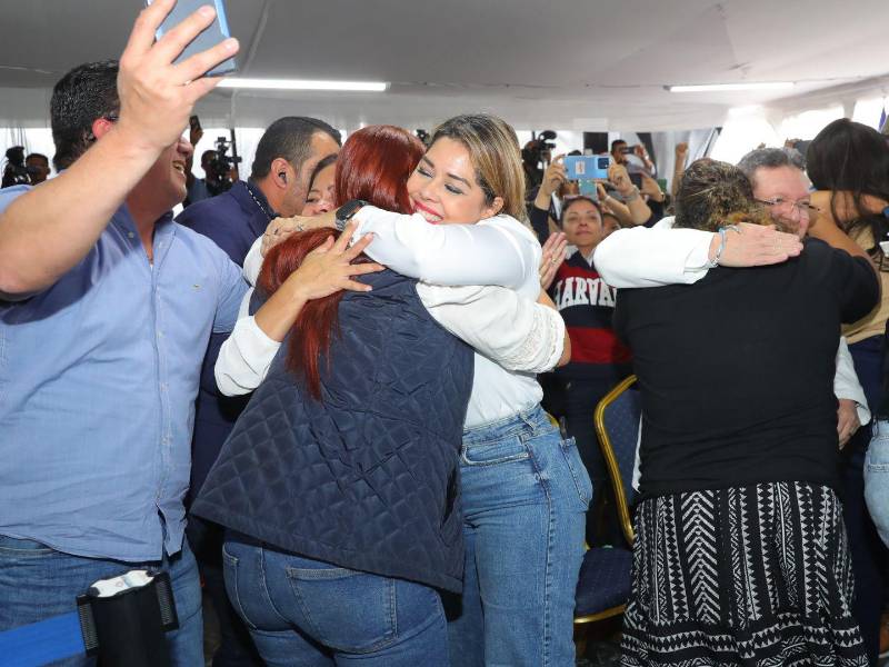 Simpatizantes celebran en la sede del Partido Nacional este miércoles en Tegucigalpa.