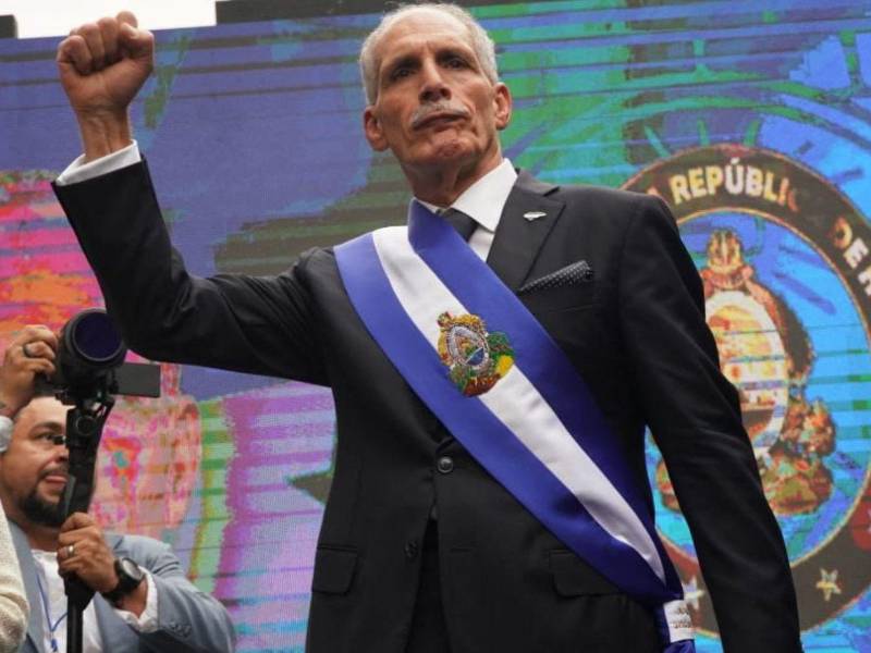 Nasry Asfura tras recibir la banda presidencial a manos del presidente del Poder Legislativo.