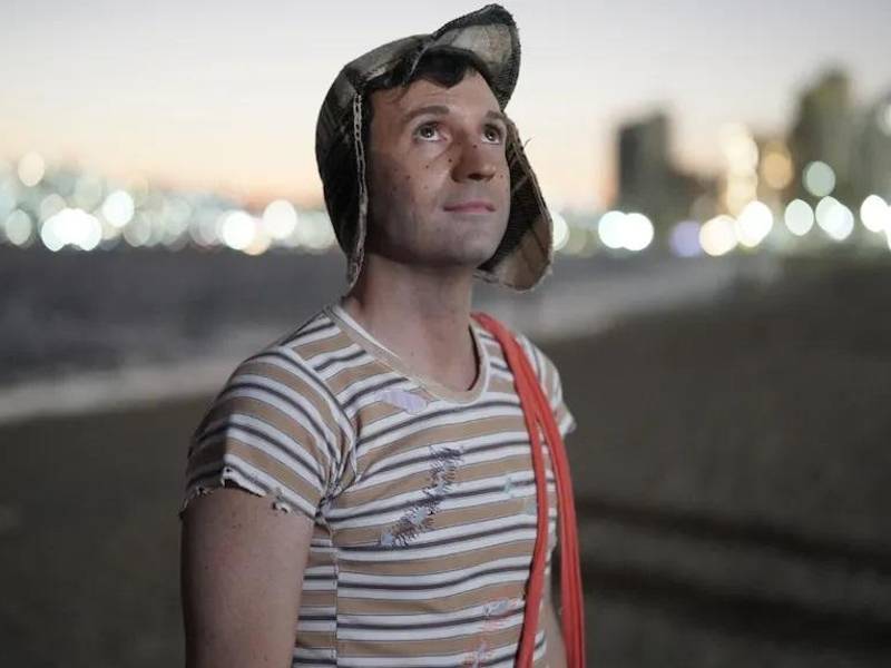 El actor mexicano Pablo Cruz personificado como El Chavo del Ocho.