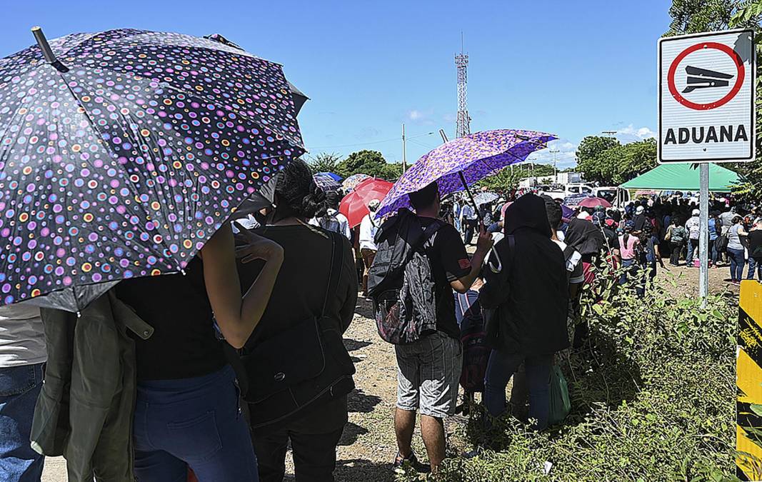 Las brigadas de la Secretaría de Salud de Honduras se desplazaron a los puntos fronterizos de El Triunfo y La Fraternidad, a unos 100 km al sur de la capital Tegucigalpa. 