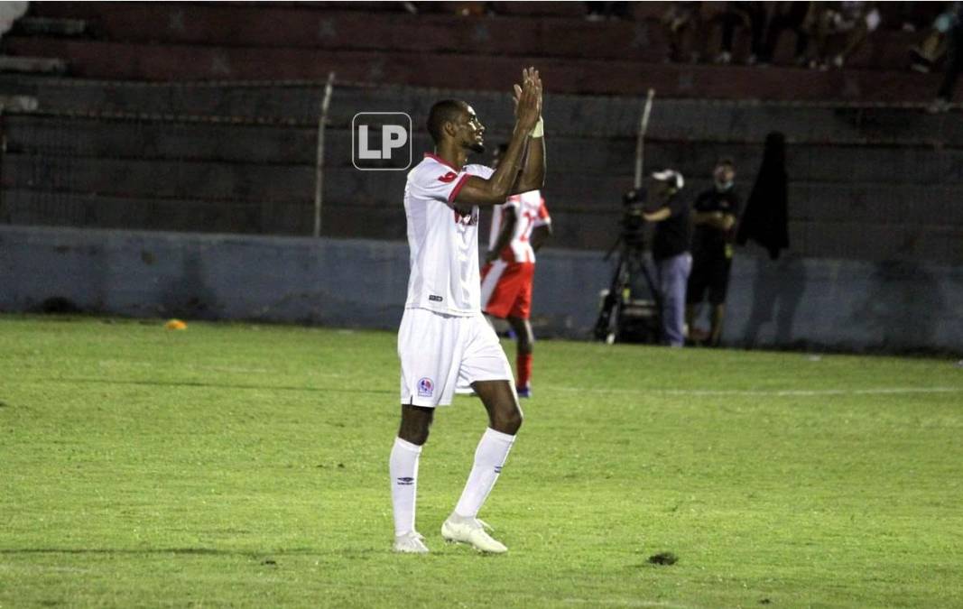 Jerry Bengtson fue ovacionado en el estadio Municipal Ceibeño y devolvió el gesto con aplausos.