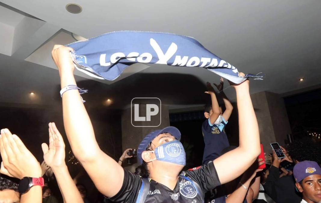 Así fue el banderazo de los aficionados de Motagua en el hotel de concentración del Ciclón Azul.