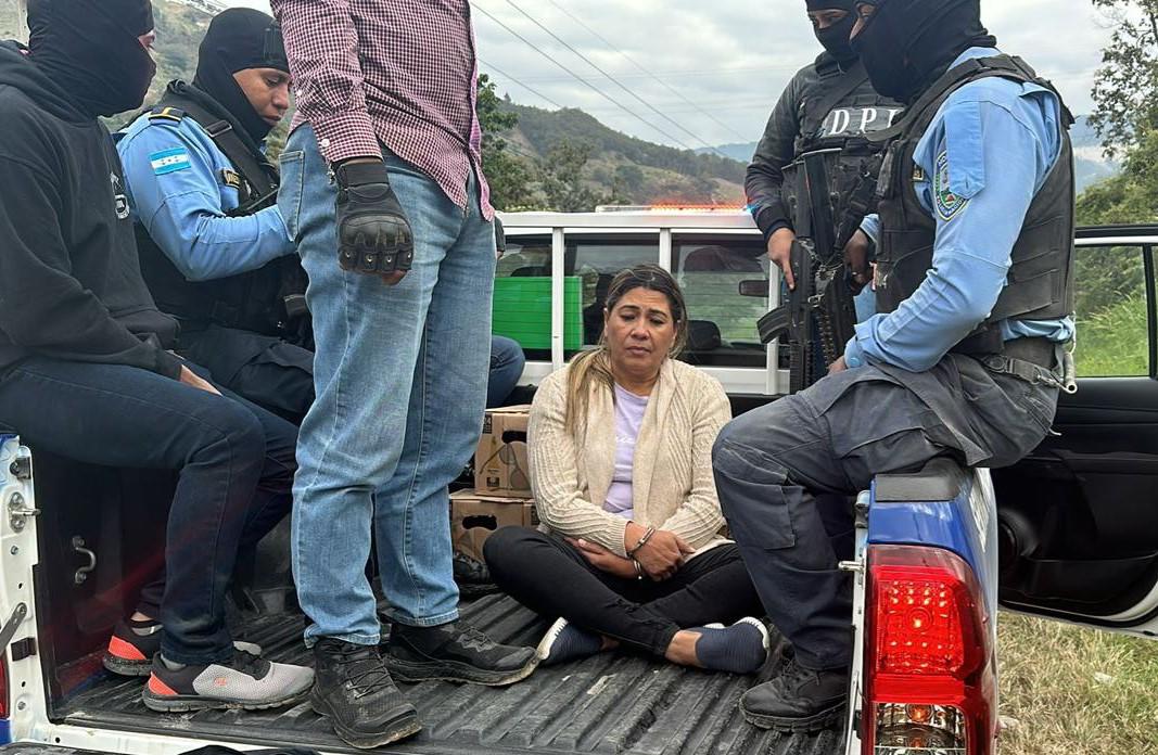 Enfermera tenía un fusil de asalto en su casa; la capturaron en Copán