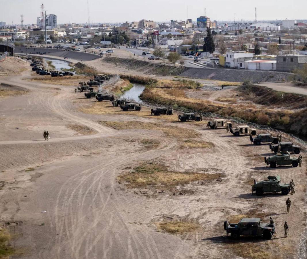 La Guardia Nacional de Texas reforzó la seguridad en la frontera sur para frenar la crisis migratoria.