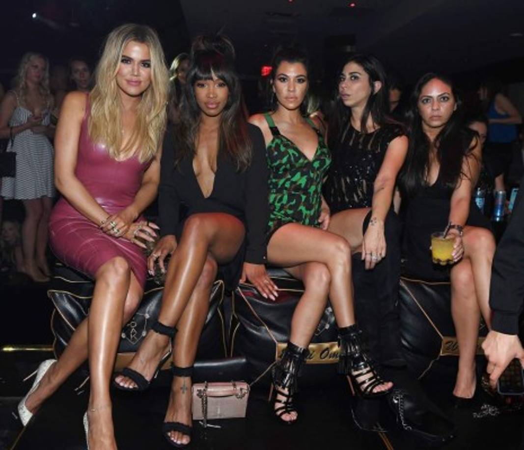 Pero en la fiesta la que más brilló fue hloé Kardashian, quien llegó con un vestido color rosa palo elástico.