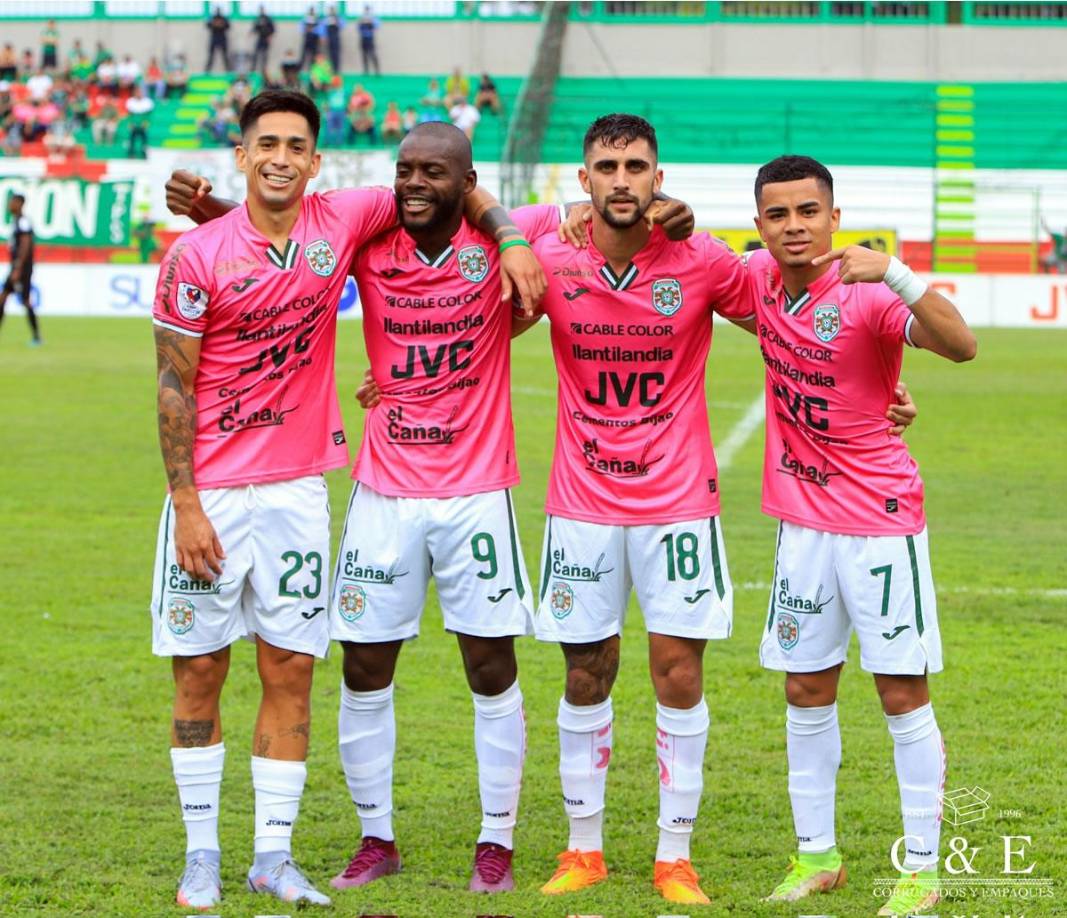 Juan Vieyra, Clayvin Zúniga e Isaac Castillo celebraron con Lucas Campana.