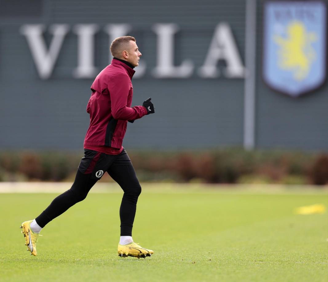 Lucas Digne, lateral francés que jugó en el Barcelona, podría dejar el Aston Villa en este mercado ya que tiene una mareante oferta desde Arabia Saudita, concretamente del Al Hilal.