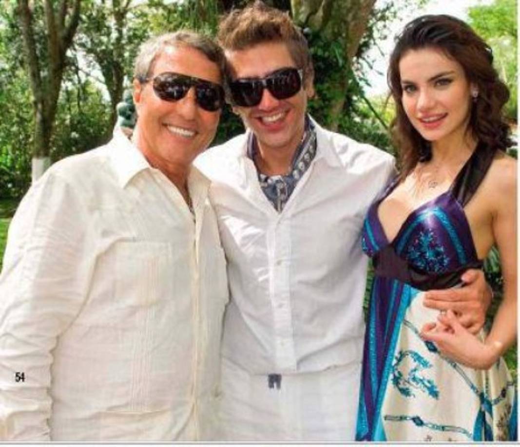 Otro romance sonado fue con la modelo Ayari Anaya, quien se le vio bien enamorada de Alejandro. Su relación duró cinco años.