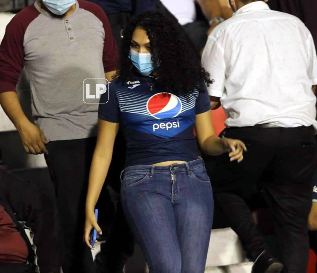 Otra linda aficionada del Motagua en el Clásico capitalino.