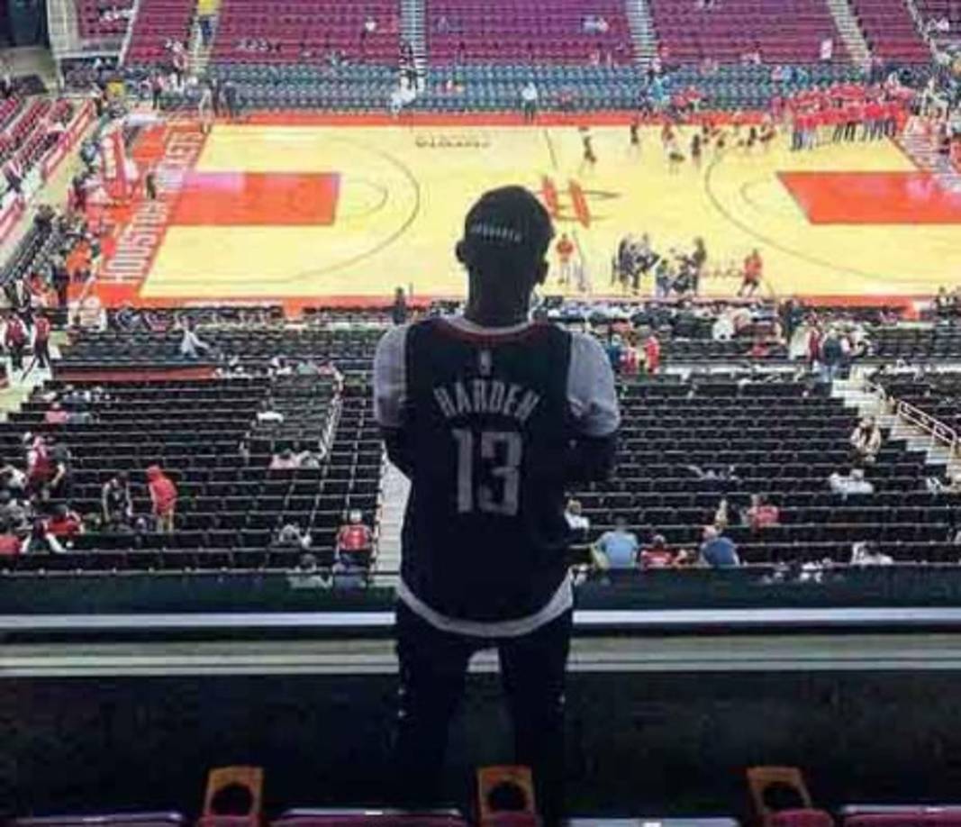 Uno de los pasatiempos favoritos de Alberth Elis es disfrutar de los partidos del Baloncesto y siempre disfruta de la NBA.