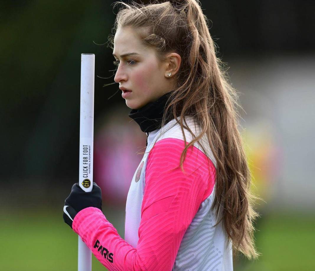 La bella chica en su momento llegó a formar parte del PSG femenino. La noticia de su noviazgo sorprendió a sus fans.