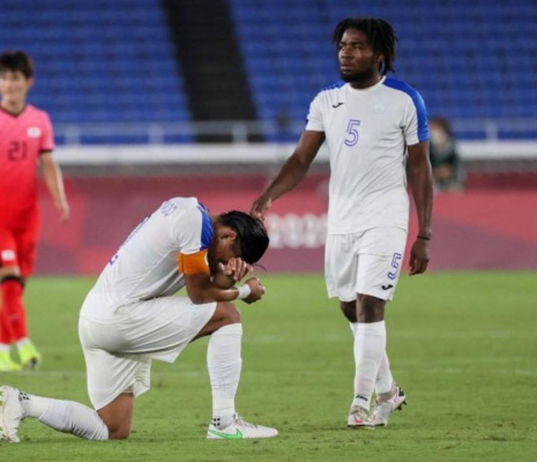 Honduras' defender Denil Maldonado (C) and Honduras' defender Cristopher Melendez react after their 6-0 defeat at the end of the Tokyo 2020 Olympic Games men's group B first round football match between South Korea and Honduras at the Yokohama International Stadium in Yokohama on July 28, 2021. (Photo by Mariko ISHIZUKA / AFP)