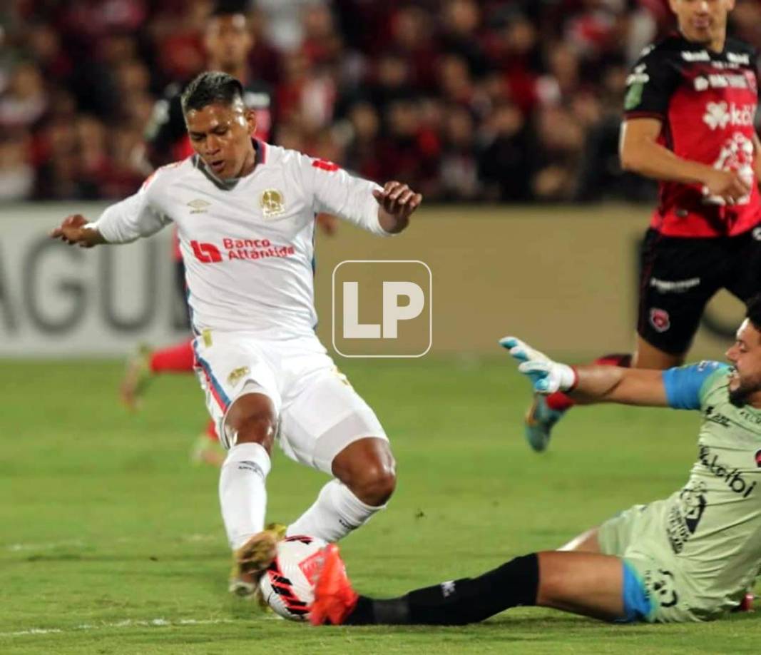 El portero tico Leonel Moreira bloquea un disparo de Brayan Moya.