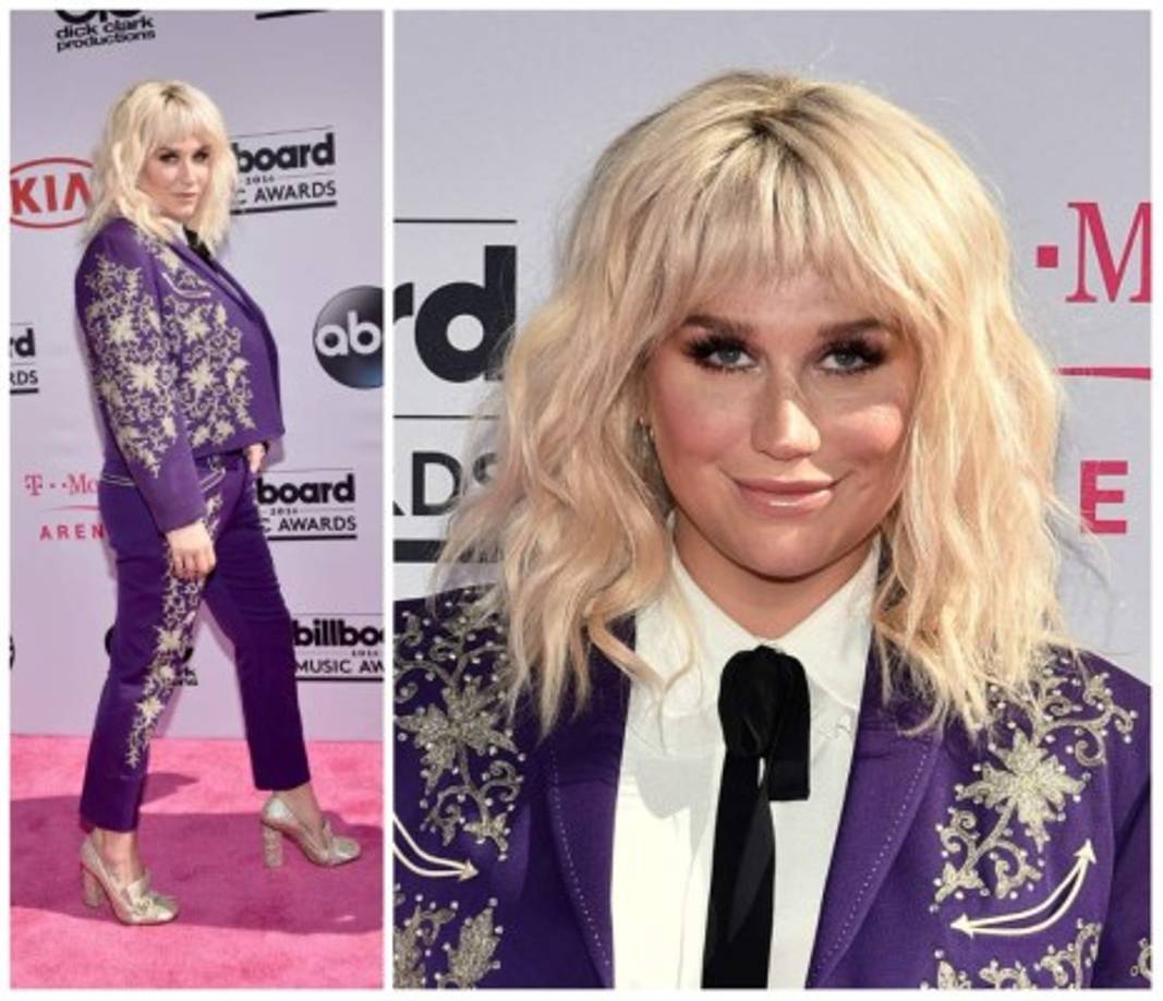 En un look de torera color morado llegó la polémica cantante Kesha, quien obtuvo permiso de su demando para poder actuar en los premios Billboard 2016