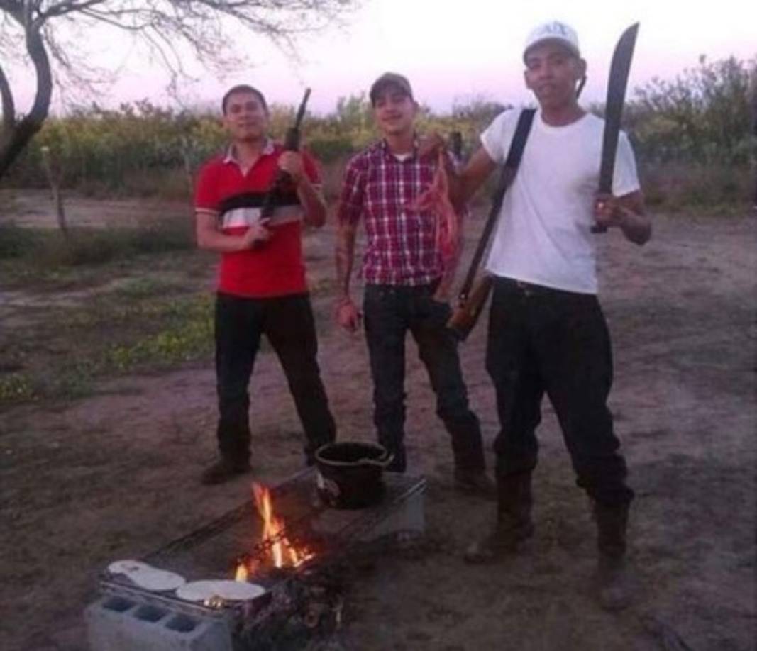 En esta instantánea, sicarios comparten una barbacoa...sin perder de vista sus armas.