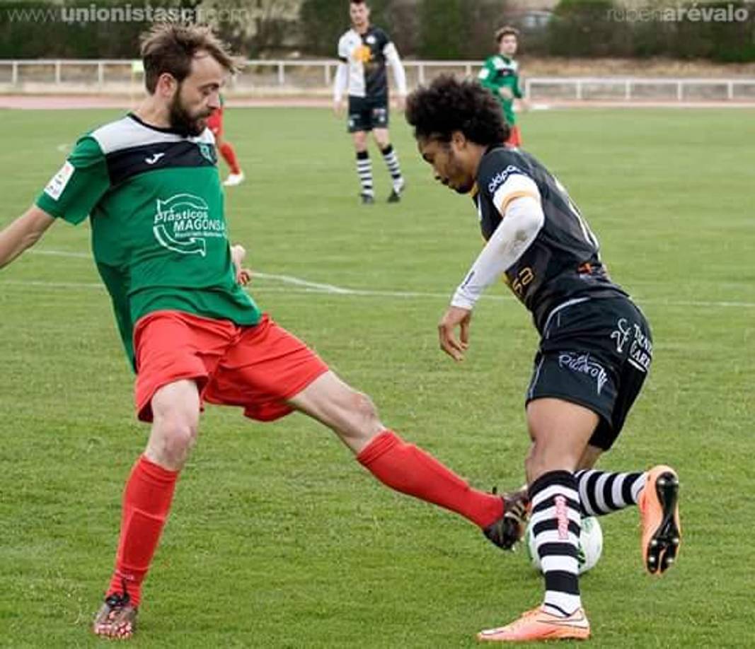 Sus compañeros de equipo están colaborando junto con los vecinos y los operarios de Protección Civil.