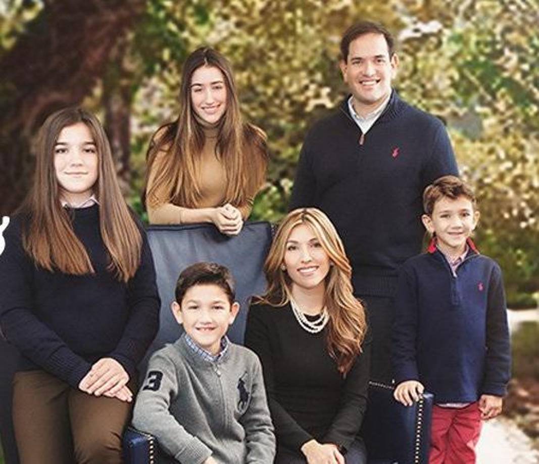 Graduado ‘cum laude’ en Derecho por la Universidad de Miami (UM), está casado con la estadounidense de origen colombiano Jeanette Dousdebes, que fue animadora siendo estudiante de los Miami Dolphins, con la que tiene cuatro hijos: Amanda, Daniella, Anthony y Dominic. 