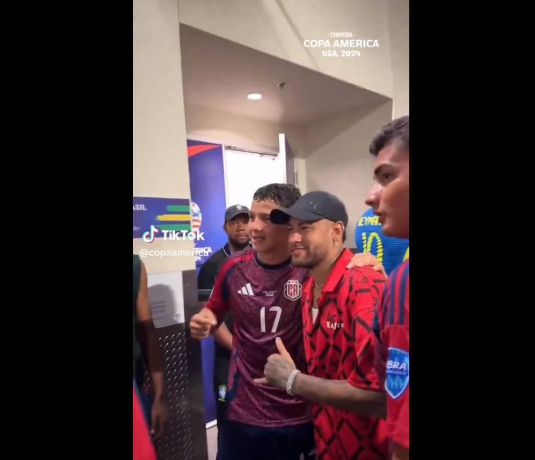 Madrigal se tomó varias fotos junto a Neymar al final del partido.