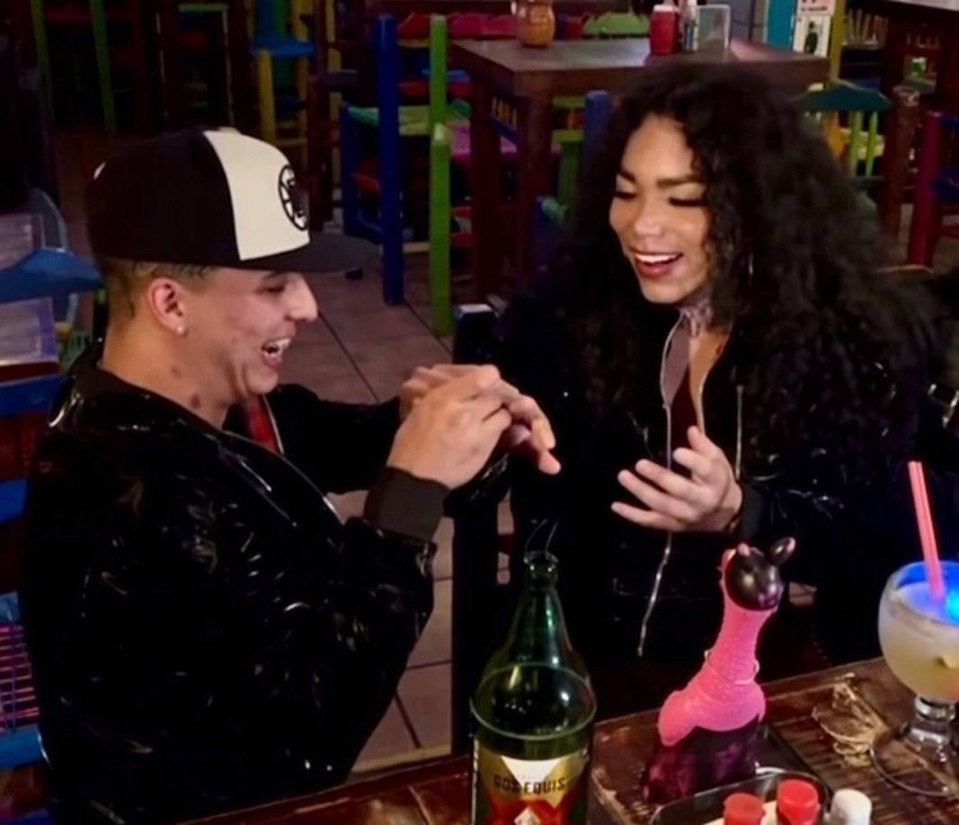 Paola Suárez integrante de “Las Pérdidas” y una de las mejores amigas de Wendy Guevara es tendencia en las redes sociales, tras haber sido golpeada fuertemente por su novio y prometido, quien hace unas horas le pidió casarse con él.