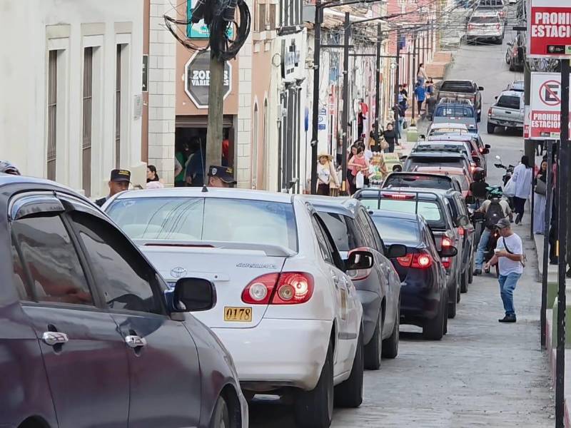 Ciudadanos en actividad comercial en Santa Rosa de Copán, la principal ciudad del occidente hondureño.