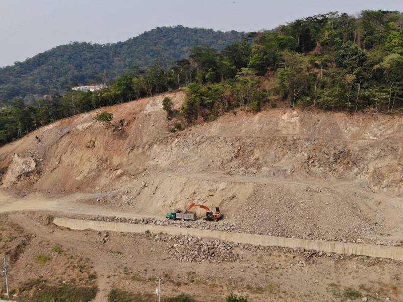 Los pobladores explican que la montaña está desapareciendo poco a poco, dando paso a las construcciones e invasiones, arrasando con la flora y fauna. Fotos: Y. AMAYA