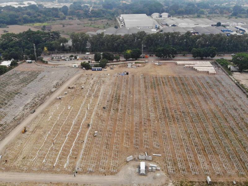 La planta de energía solar fotovoltaica se construye en un extenso terreno ubicado en el bulevar del este. Foto/drone: Yoseph Amaya y Héctor Edú.