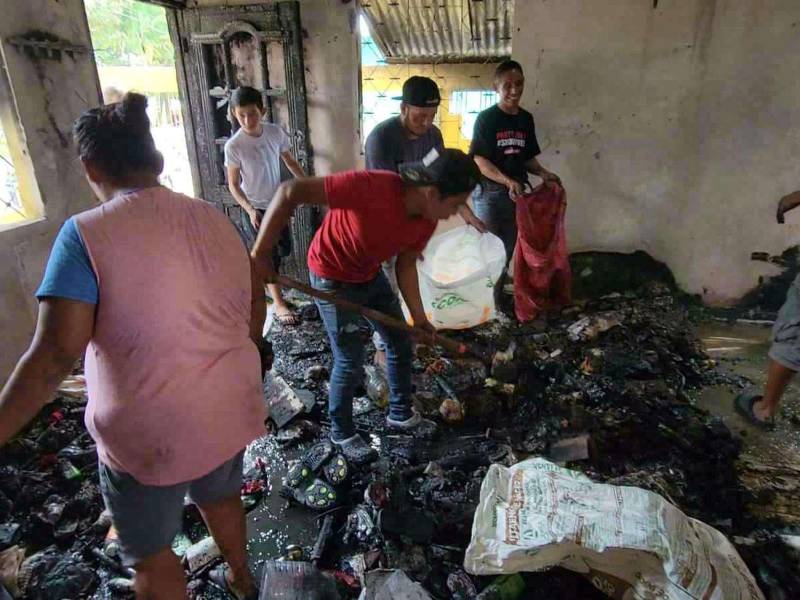 La comunidad se unió para consolar a las familias afectadas y limpiar los escombros.