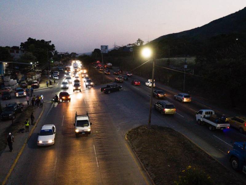 Ya se instalaron en un tramo en el bulevar de sur y ayer se continúo con la colocación de las lámparas donadas y algunas compradas. Fotos: Héctor Edu.