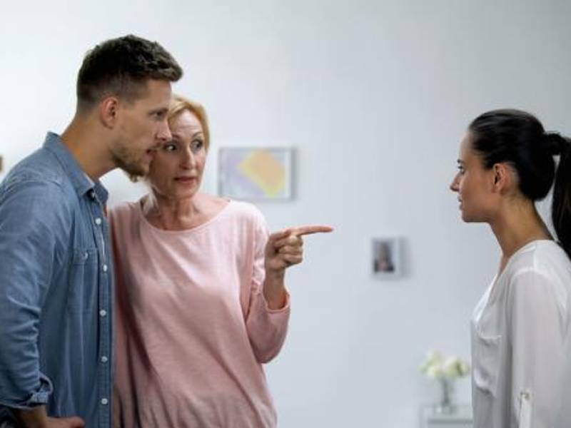 El hombre debe mantener un espacio prudente entre su madre y esposa, ya que no siempre estarán de acuerdo y ambas pueden sentir celos, una de la otra.