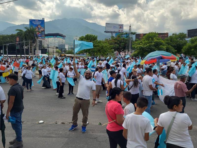 Miles de sampedranos, tanto evangélicos como católicos, unidos por la paz de Honduras.