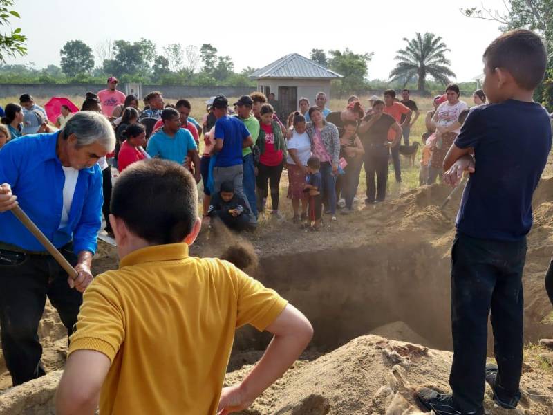 Entierros de más víctimas en Rigores, Trujillo, Colón, este viernes.