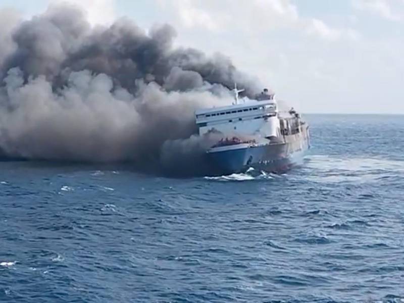 Cinco personas murieron y otras 41 aún están siendo buscadas este domingo en Indonesia después de que se registrara un incendio en un ferry con más de 200 pasajeros en medio del mar en la provincia de Java Oriental, a unos 700 kilómetros al este de Yakarta, informaron autoridades del archipiélago. EFE/EPA/BASARNAS HANDOUT
